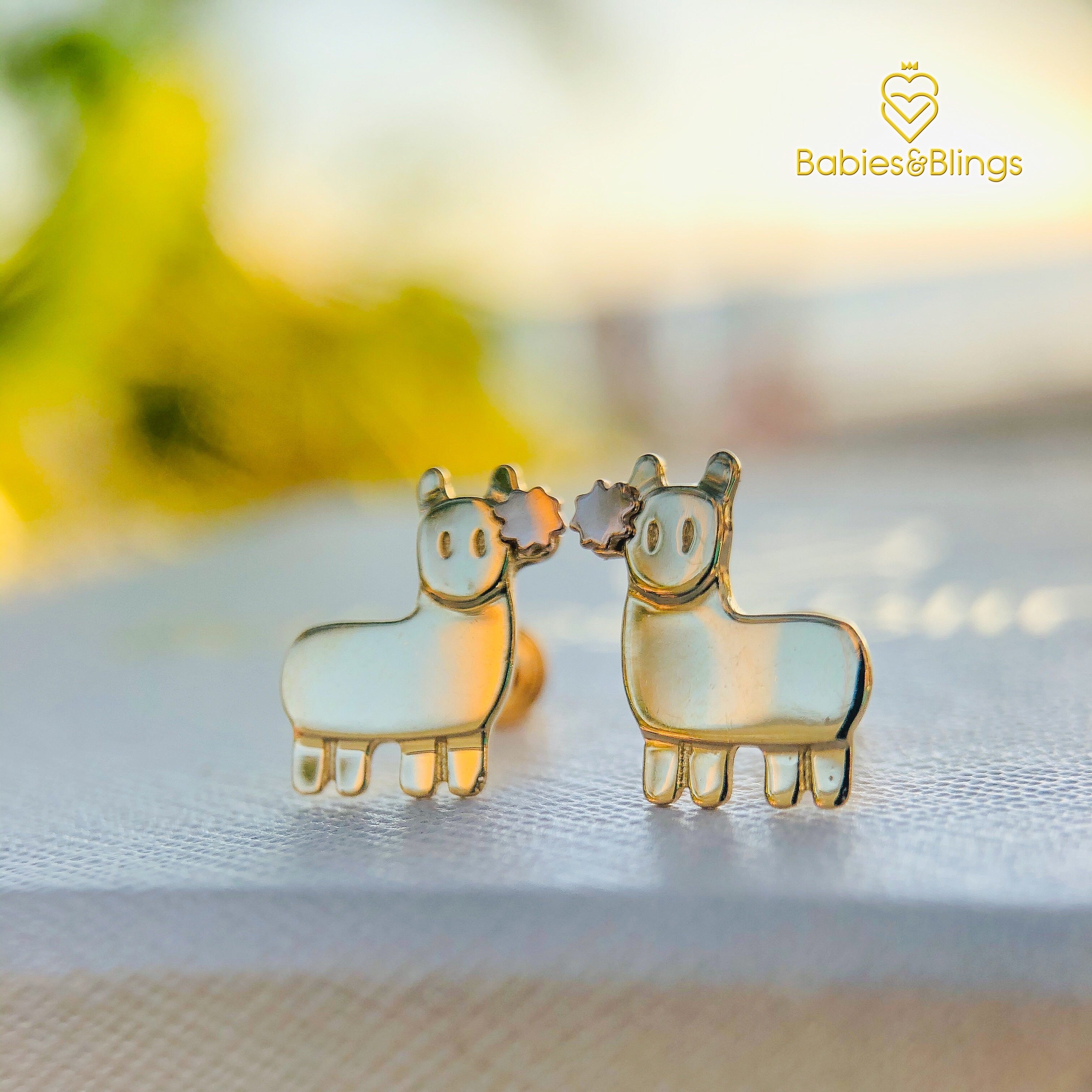 18k Gold Little Alpaca with Screwback Lock