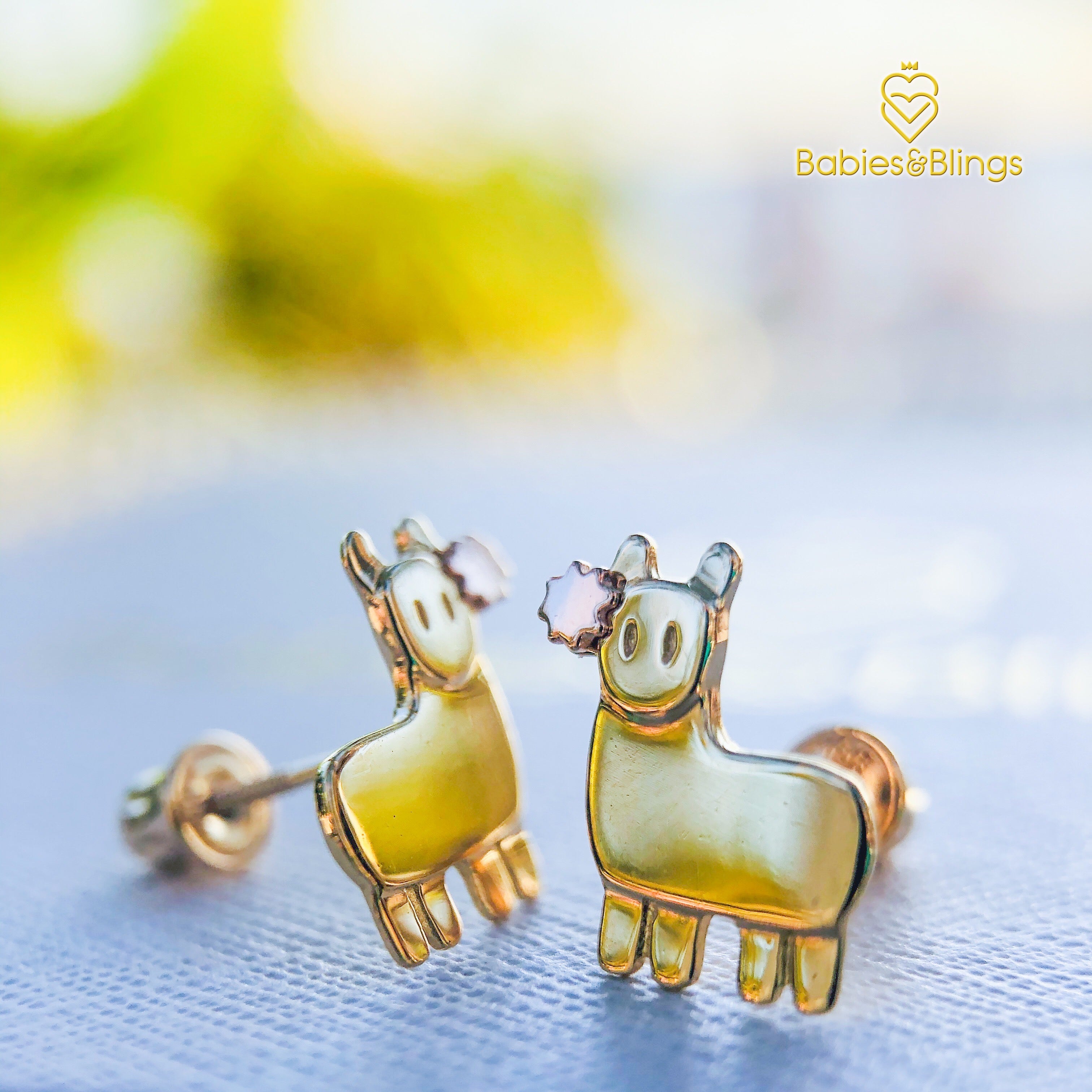 18k Gold Little Alpaca with Screwback Lock