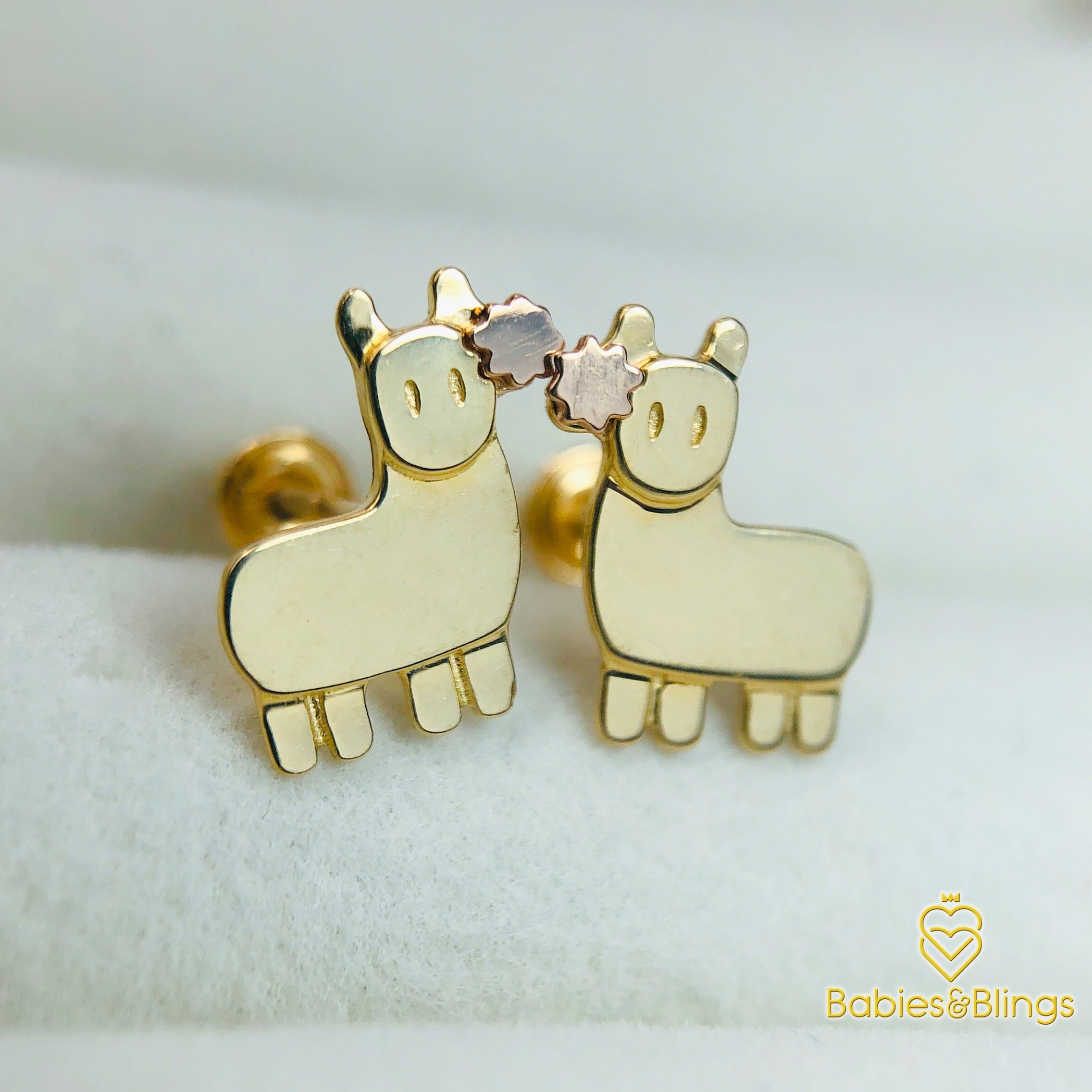18k Gold Little Alpaca with Screwback Lock